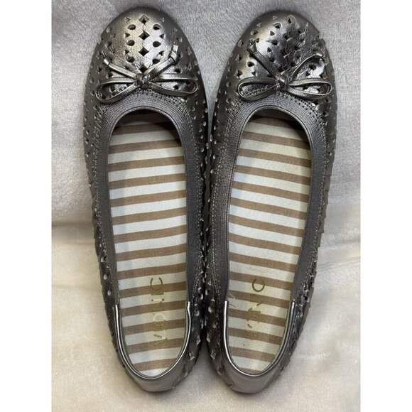 VIONIC Silver Ballet Flats Perforated Leather Comfort Shoes Orthotic Sz 7 - Picture 10 of 10